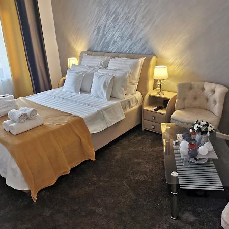 Casa Davison Apartment Targu Jiu Bagian luar foto